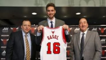 Pau Gasol posa con la camiseta de los Bulls junto a Tom Thibodeau y Gar Forman.