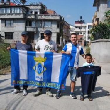 El Papá Noel perico se avanzó para repartir regalos en Nepal