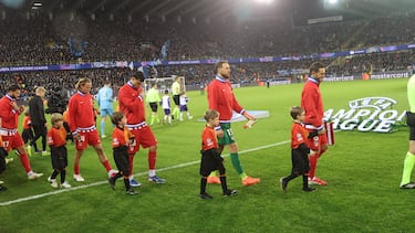 Salida de los jugadores rojiblancos a su partido ante el Brujas.
