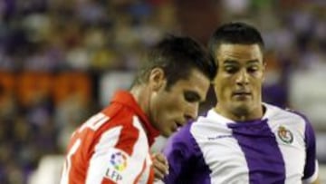 El defensa del Real Valladolid Carlos Pe&ntilde;a defiende la internada de Kike Sola, del Athletic de Bilbao.