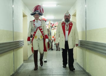 Los juerguistas del carnaval llegan a la prisión JVA Ossendorf durante una sesión de carnaval para prisioneras en Colonia.