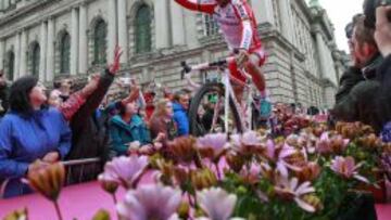 Purito Rodr&iacute;guez es aclamado por los irlandeses durante la presentaci&oacute;n del Giro de Italia.
 