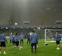 El Real Madrid entrena bajo la lluvia de Nápoles
