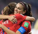 Alex Morgan celebra golazo ante Inglaterra tomando el té