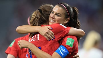 Alex Morgan celebra golazo ante Inglaterra tomando el té