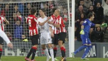 Cristiano Ronaldo e Iturraspe, durante su incidente en San Mamés.