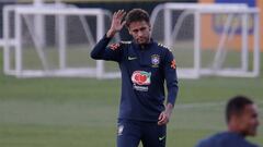 Neymar, durante un entrenamiento con Brasil.