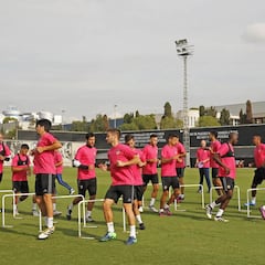 El Valencia se entrena de rosa contra el cáncer de mama