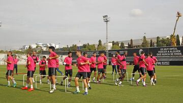 El Valencia se entrena de rosa contra el cáncer de mama