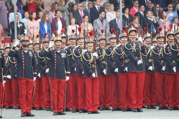 La princesa Leonor en la jura de bandera en el Patio de Armas de la Academia General Militar de Zaragoza.
En este acto, los futuros oficiales del Ejército de Tierra y de la Guardia Civil ratifican públicamente el compromiso de cumplir con sus obligaciones militares en lo referente a la defensa de España y de su ordenamiento constitucional. La Princesa de Asturias ingresó el pasado 17 de agosto en la Academia General Militar de Zaragoza para cursar la primera etapa de su formación militar.