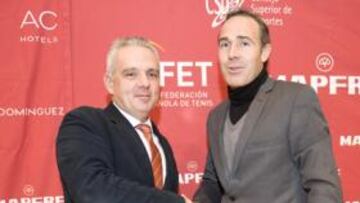 <b>APRETÓN DE MANOS.</b> Alex Corretja, ayer, con Jose Luis Escañuela.