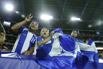 COP06. PHOENIX (ARIZONA, EE.UU.), 20/07/2017. Fanáticos apoyan a Honduras previo al partido de la selección mexicana contra Honduras por la Copa de Oro hoy, jueves 20 de julio de 2017, en el Estadio de la Universidad de Phoenix, en Arizona (EE.UU.) EFE/José Méndez