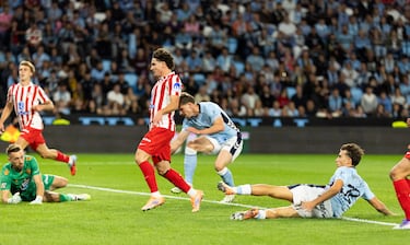 Pase de Griezmann en profundidad para Barrios. Este ganó la espalda a la defensa, se planta en el área entrando en diagonal e intentó regalar el gol a Julián pero Starfelt, que llegaba pasado, se tira con todo hacia atrás y termina mandando el balón a su portería. ¡Golpea primero el Atleti!