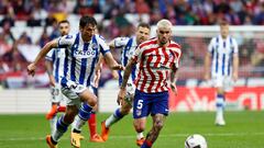 De Paul conduce el balón en el Atlético-Real Sociedad.