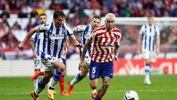 De Paul conduce el balón en el Atlético-Real Sociedad.