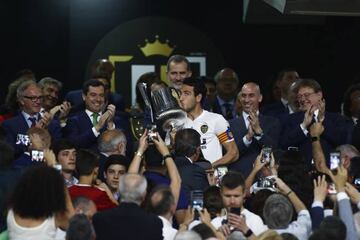 Parejo recogiendo la Copa del Rey.