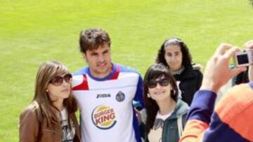 <b>EL HOMBRE DE MODA. </b>Pedro León se fotografía con unas aficionadas del Getafe al terminar el entrenamiento.