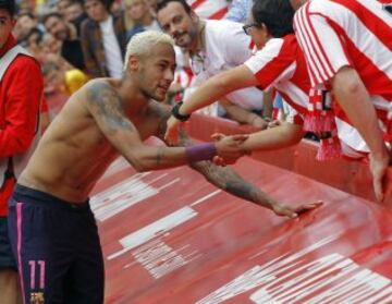 Neymar, autor de dos goles, regala su camiseta a un niño.