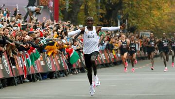 Eliud Kipchoge, cruza la meta en Viena en el Reto Ineos en el que bajó de dos horas, aunque el tiempo no se reconoce como récord del mundo.