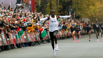 Eliud Kipchoge, cruza la meta en Viena en el Reto Ineos en el que baj&oacute; de dos horas, aunque el tiempo no se reconoce como r&eacute;cord del mundo.