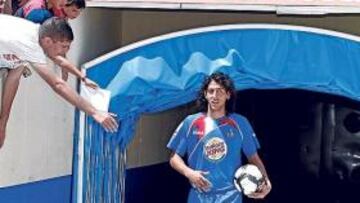 <b>QUERIDO. </b>Decenas de aficionados aclamaron a Parejo en su presentación ayer en el Coliseum.