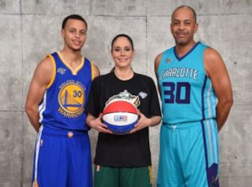 Stephen Curry, Sue Bird (Settle Storm) y Dell Curry (padre de Stephen y exestrella de los Charlotte Hornets) posan antes de uno de los concursos del All Star.