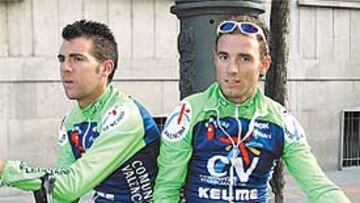 <b>HOMBRE DE MODA.</B> Alejandro Valverde, a la derecha, junto a su compañero de equipo, José Juliá.
