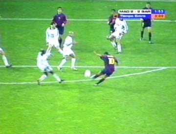 Real Madrid (2) - Barcelona (2). Losantos Omar anuló un gol legal a Rivaldo en los últimos instantes del partido. El brasileño disparó con tres compañeros en fuera de juego, pero fue Helguera quien tocó el balón y lo introdujo en la portería.