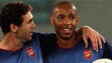 <b>HÉROE EN ROMA.</b> El francés (en la imagen junto a Keown), autor de los tres goles de su equipo frente a la Roma en el estadio Olímpico, volvió a relanzarse como uno de las opciones al podio del Balón de Oro 2002.