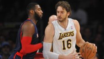 Pau Gasol controla la pelota ante la defensa de Andre Drummond.