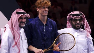 El desorbitado precio de la raqueta de oro que recibió Sinner