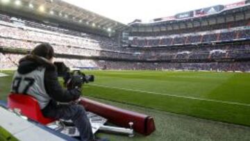 Un c&aacute;mara durante un partido de f&uacute;tbol de la Liga BBVA.