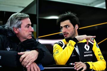 Carlos Sainz, padre e hijo, en el box de Renault en Montmeló.