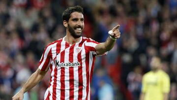 GRA268. BILBAO, 20/11/2016.- El centrocampista del Athletic de Bilbao Raúl García celebra su gol, el primero de su equipo frente al Villarreal, durante el partido de la duodécima jornada de Liga en Primera División que se juega esta noche en San Mamés, en Bilbao. EFE/LUIS TEJIDO