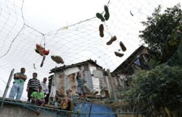 La Copa del Pueblo, se celebra entre los barrios pobres, en la barriada de Santa Marta, en Río de Janeiro. Cerca de 10 barrios pobres participaron en el evento deportivo organizado por la República Popular de Comité para la Copa Mundial y los Juegos Olímpicos, una colección de los activistas de la sociedad civil y los movimientos obreros, para protestar contra los efectos de la especulación inmobiliaria causada por el flujo de capital que acompaña a la Copa Mundial 2014 y Juegos Olímpicos de 2016.