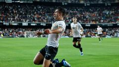 El delantero del Valencia, Hugo Duro, celebra el segundo gol de su equipo ante el Cádiz.