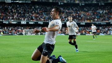 El delantero del Valencia, Hugo Duro, celebra el segundo gol de su equipo ante el C¨¢diz.