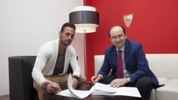 Beto, en la firma de su renovación.