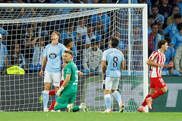 Pase de Griezmann en profundidad para Barrios. Este ganó la espalda a la defensa, se planta en el área entrando en diagonal e intentó regalar el gol a Julián pero Starfelt, que llegaba pasado, se tira con todo hacia atrás y termina mandando el balón a su portería. ¡Golpea primero el Atleti!