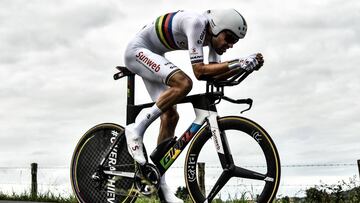Tom Dumoulin rueda durante la crono de la 20&ordf; etapa del Tour de Francia 2018.