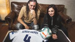 Dioni y &Aacute;ngeles, 27 a&ntilde;os juntos al frente de Camela, posan para AS con la camiseta de Sergio Ramos.