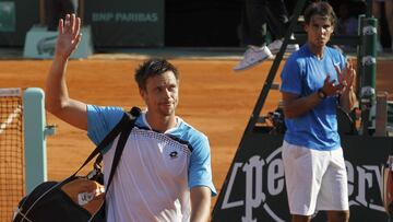 Rafa Nadal aplaude a Robin Soderling tras ganarle en su partido de cuartos de final de Roland Garros 2011.