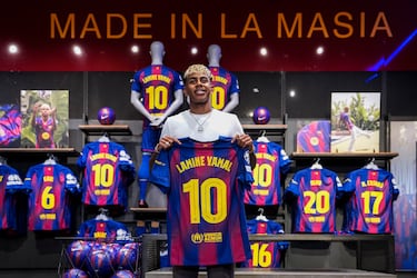 El delantero español del Barcelona, Lamine Yamal, en el acto de  presentación de su nueva camiseta número 10 en la tienda del estadio Camp Nou.
