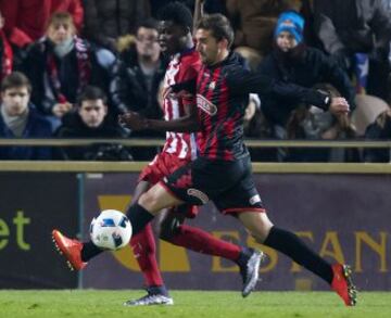 Thomas pelea un balón. 
