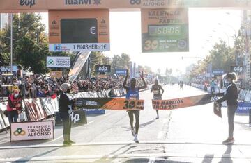 Abel (58:07) venció en la Medio Maratón Valencia Trinidad Alfonso EDP.