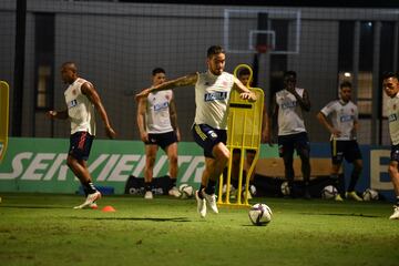 El equipo de Reinaldo Rueda trabaja en el equipo que será titular ante Paraguay en el partido del próximo martes 16 de noviembre. La Tricolor realizó un trabajo fuerte a nivel físico y siguen practicando en las definición en los últimos metros. 