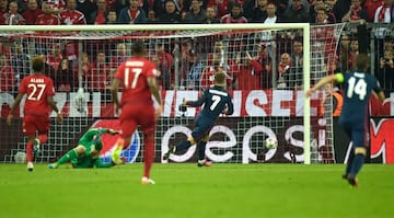 Griezmann define ante Neuer.