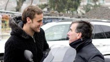 <b>COMO UNA MOTO. </b>Gurpegi, que charla con el mítico Dani a la salida de San Mamés, regresa tras su partido de sanción en A Coruña.