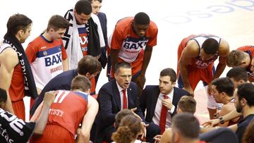 Pedro Mart&iacute;nez junto a sus jugadores en la nueva temporada del Baxi Manrea en Europs.