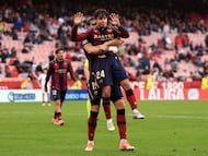 SEVILLE, SPAIN - JANUARY 04: Carlos Alvarez of Levante UD celebrates scoring his team's third goal with teammate Carlos Espi during the LaLiga EA Sports match between Sevilla FC and Levante UD at Estadio Ramon Sanchez Pizjuan on January 04, 2026 in Seville, Spain. (Photo by Fran Santiago/Getty Images)
PUBLICADA 05/01/26 NA MA18 4COL